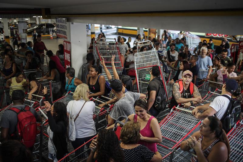 Colapsan supermercados en Río con ofertas de «black friday» brasileño