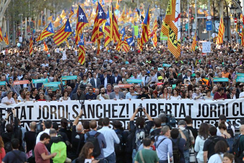 Unas 450.000 personas exigen declarar independencia de Cataluña