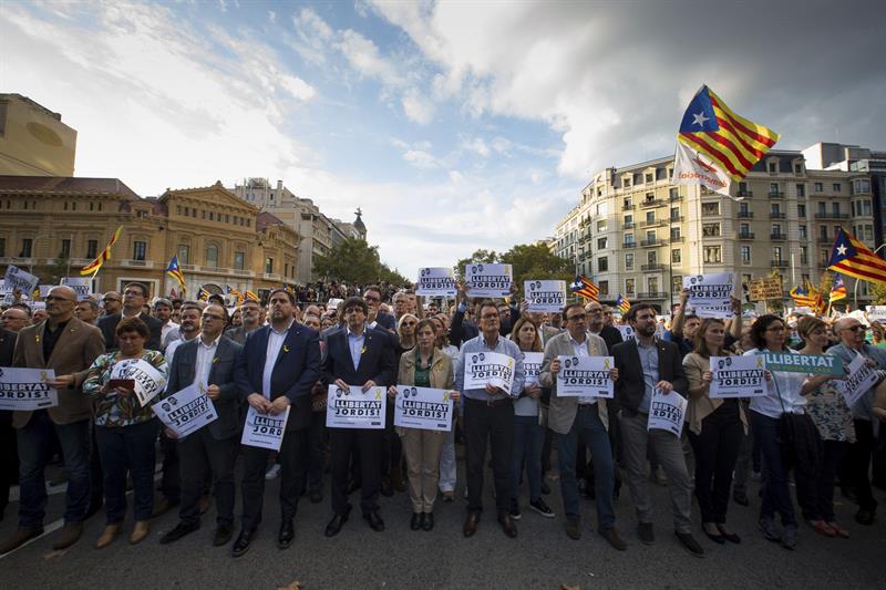 Unas 450.000 personas exigen declarar independencia de Cataluña