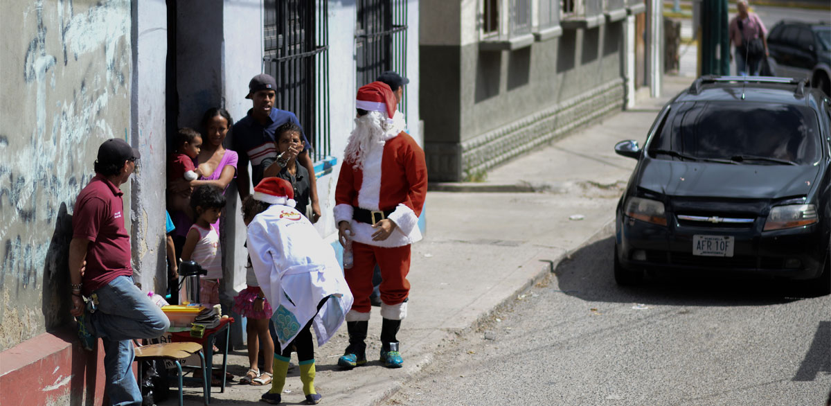 «¡Danos comida!», gritan a Santa en las calles de Caracas