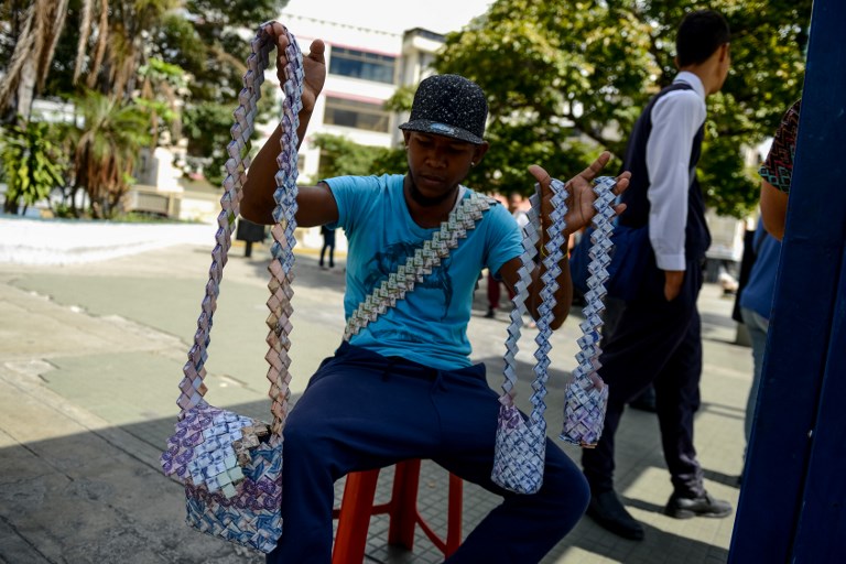 Devaluados billetes venezolanos, piezas de manualidades callejeras