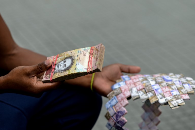 Devaluados billetes venezolanos, piezas de manualidades callejeras