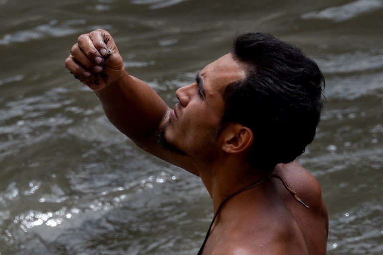 Mineros del río Guaire: vivir de las cloacas de Caracas