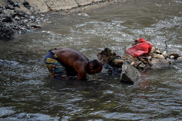 Mineros del río Guaire: vivir de las cloacas de Caracas