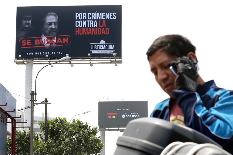 Protestan con flores contra Maduro en Perú