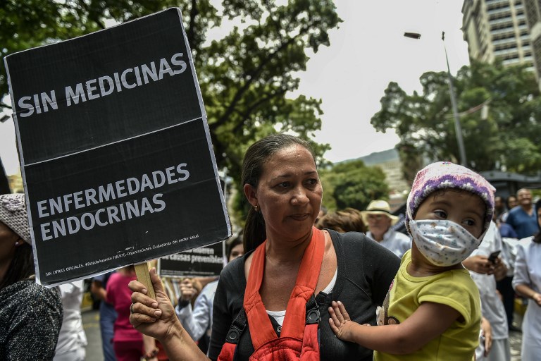 Pacientes y médicos protestan por falta de medicinas y bajos sueldos