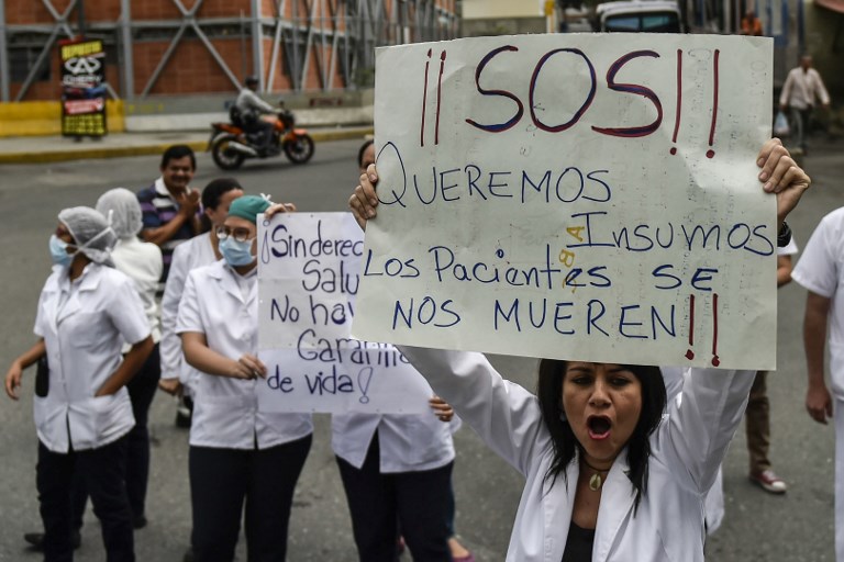 Pacientes y médicos protestan por falta de medicinas y bajos sueldos