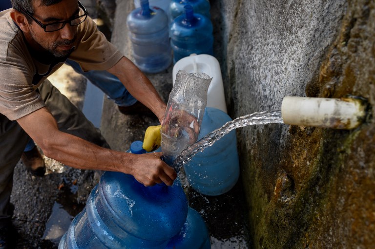 Bañarse con una botellita: la escasez de agua agobia a los venezolanos