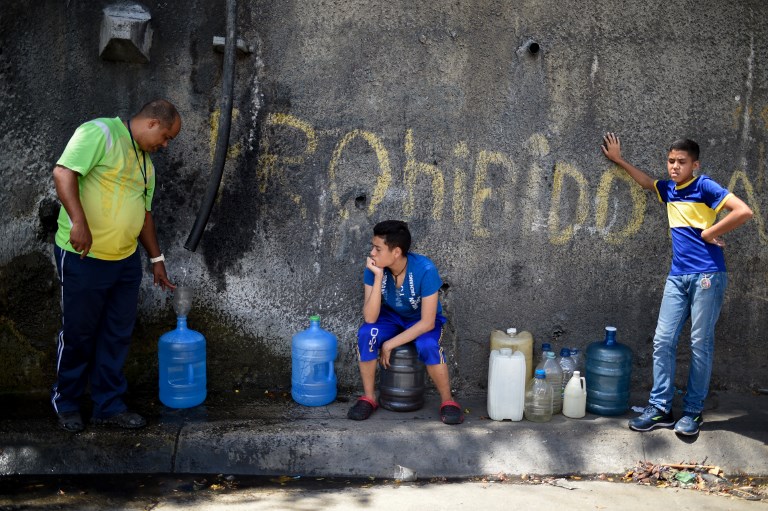 Bañarse con una botellita: la escasez de agua agobia a los venezolanos