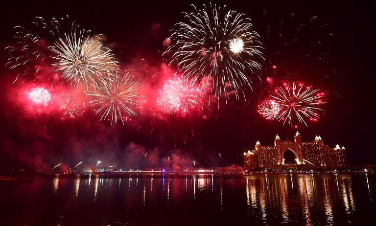 El mundo estalla en fuegos artificiales y deja atrás un año turbulento