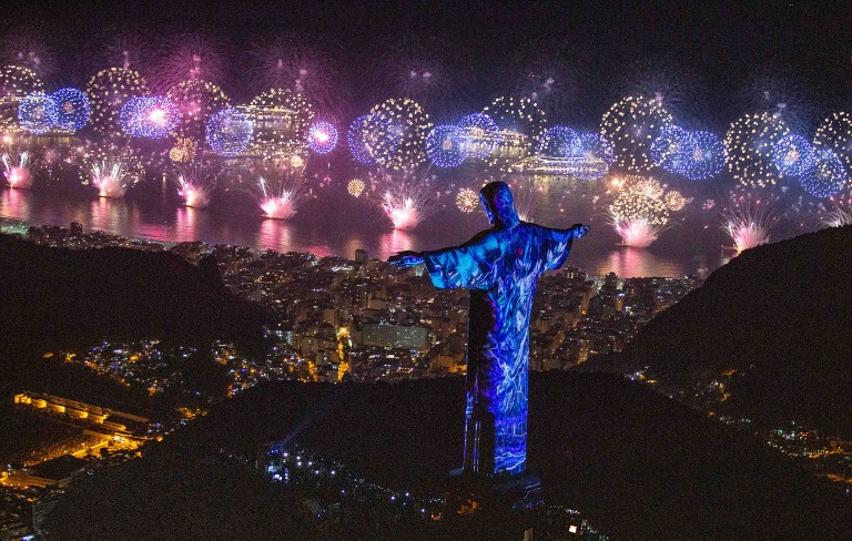 El mundo estalla en fuegos artificiales y deja atrás un año turbulento