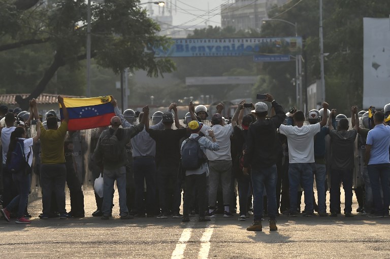 Enfrentamiento entre guardias y manifestantes en Ureña por cierre de la frontera