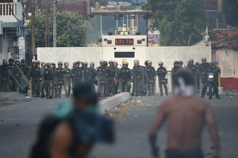 Enfrentamiento entre guardias y manifestantes en Ureña por cierre de la frontera