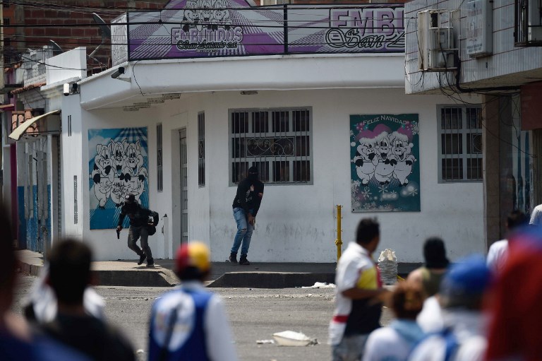 FOTOS | Grupos chavistas armados reprimen manifestación en Táchira