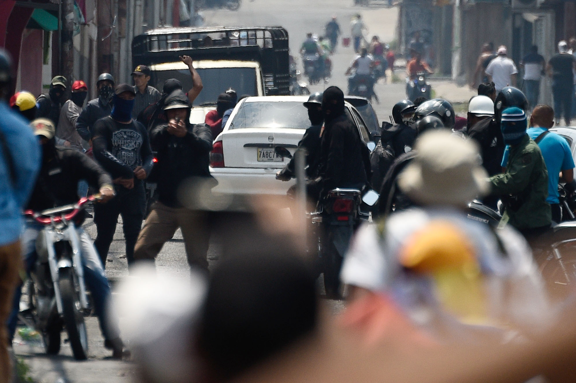 FOTOS | Grupos chavistas armados reprimen manifestación en Táchira