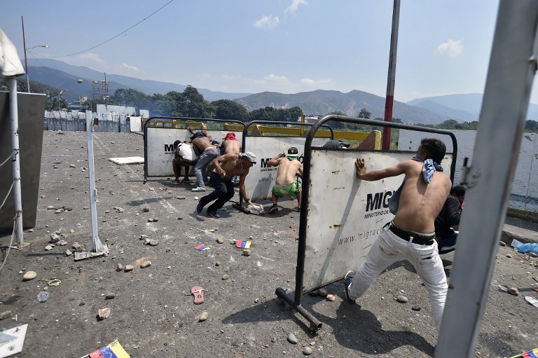 Disturbios en dos puentes entre Venezuela y Colombia por ayuda humanitaria