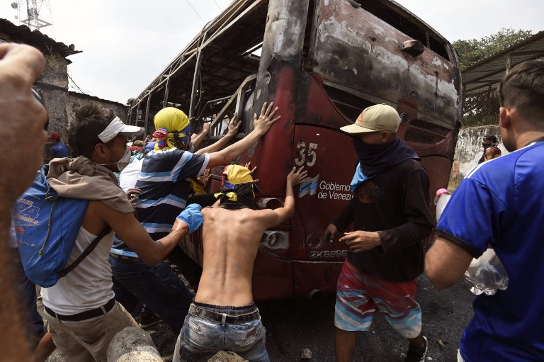 Disturbios en dos puentes entre Venezuela y Colombia por ayuda humanitaria