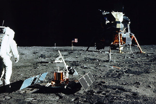 Resultado de imagen para 1969, en el complejo espacial de la NASA de Cabo Kennedy en Florida, despega el Apolo 11 con el objetivo de poner un hombre en la superficie de la Luna