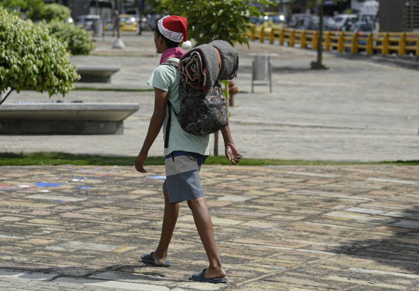 Migrantes venezolanos regresan a pie para pasar navidad con sus familias