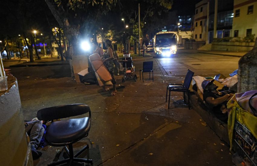 Migrantes venezolanos viven en parques a la intemperie para sobrevivir en Colombia