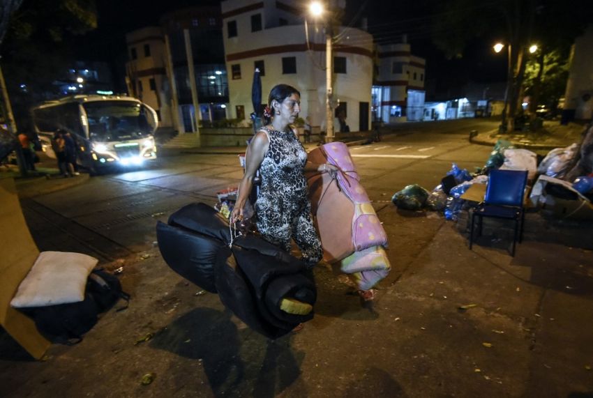 Migrantes venezolanos viven en parques a la intemperie para sobrevivir en Colombia