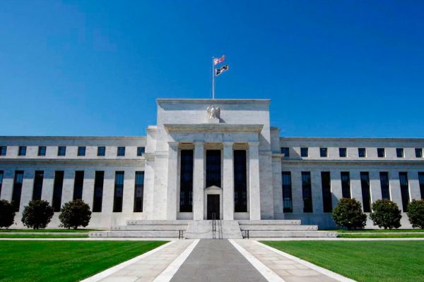 Fed inicia reunión con una subida de medio punto de las tasas de interés