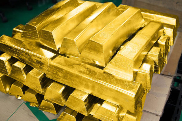 Oro toca mínimo cinco semanas por especulaciones sobre alza de tasas