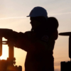 Crudo local retrocede por expectativas de mayor producción petrolera en EEUU y el fortalecimiento del dólar