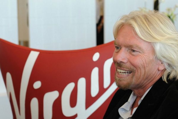 Multimillonario Richard Branson realizó con éxito vuelo turístico al espacio exterior