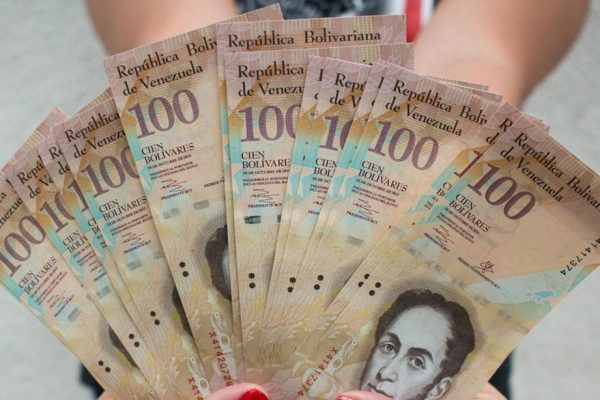 Billetes venezolanos hallados en Paraguay serán contados este jueves