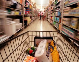 Gobierno pacta precios de 27 productos con supermercados y aprieta a líderes del sector alimentos