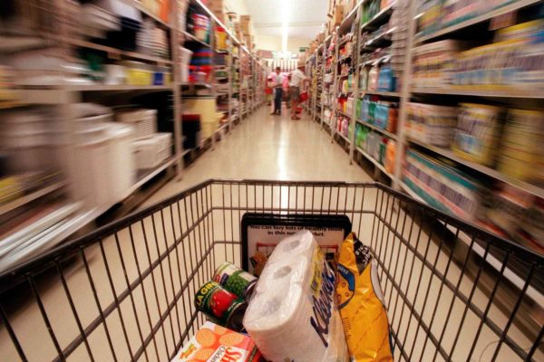 Gobierno pacta precios de 27 productos con supermercados y aprieta a líderes del sector alimentos