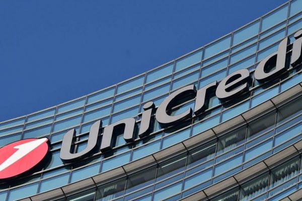 Unicredit aumentó beneficio a 907 millones de euros, 40% más hasta marzo