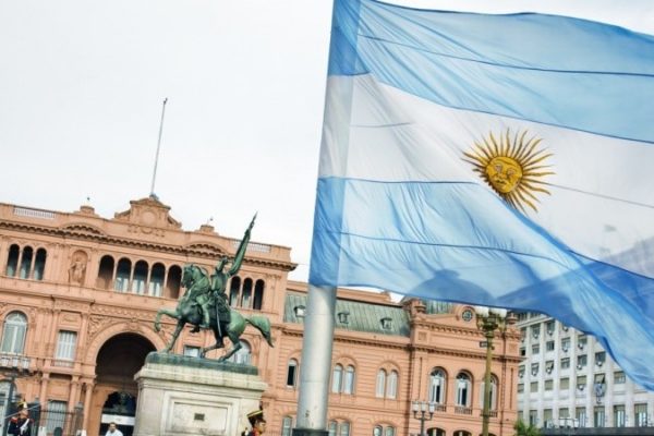 Argentina emite bono por $4.500 millones para energías renovables