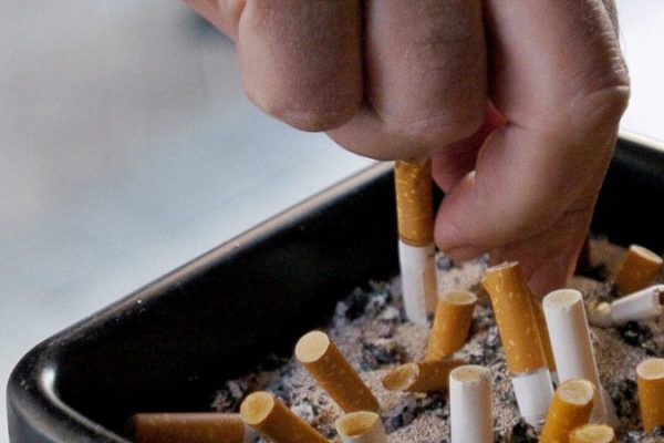 OMS insta a los gobiernos a elevar impuestos a los cigarrillos
