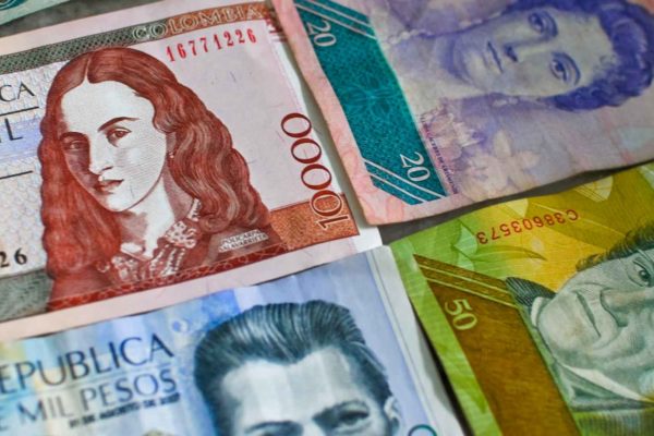 Peso colombiano se derrumba frente al dólar y queda en mínimo histórico