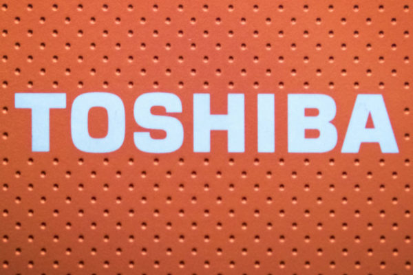 Presidente de Toshiba dimite por pérdidas multimillonarias