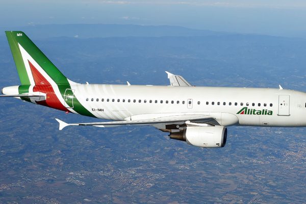 Colombiano Efromovich, de Avianca, quiere comprar 30% de Alitalia