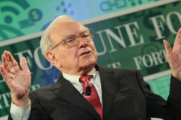 Warren Buffett calificó como un «gran golpe doble» el shock financiero global