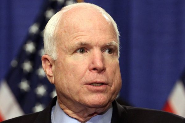 McCain: Suprimiendo prensa libre es «como empiezan los dictadores»