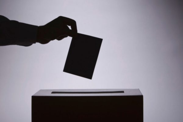 Francia vota en reñida elección presidencial clave para Europa