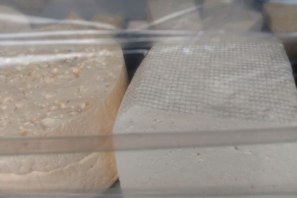¿Por qué un queso crema importado vale casi lo mismo que uno nacional?