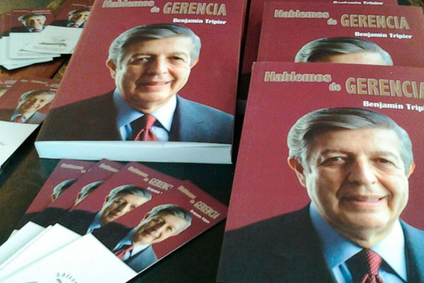 Economista propone alternativas de manejo eficiente de empresas públicas y privadas