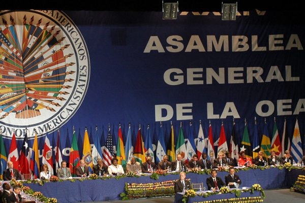 Asamblea de la OEA se convierte en un campo de batalla por Venezuela