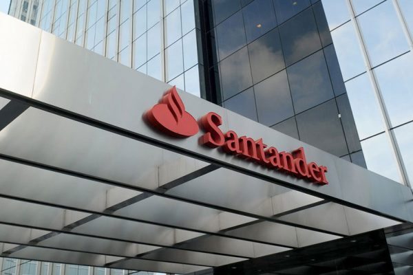 Ganancia neta de Santander en primer trimestre sube 10%