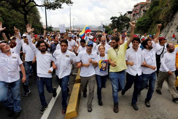 Oposición logró llegar a la CEV en marcha pacífica