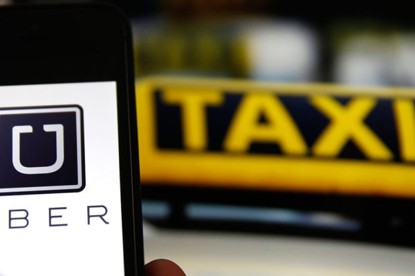 Taxistas colombianos demandan penalmente a Uber por postergar su salida del país