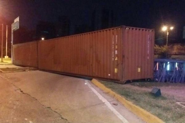 Accesos a la autopista Francisco Fajardo fueron bloqueados con contenedores