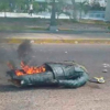 Manifestantes venezolanos queman y destruyen estatua de Chávez