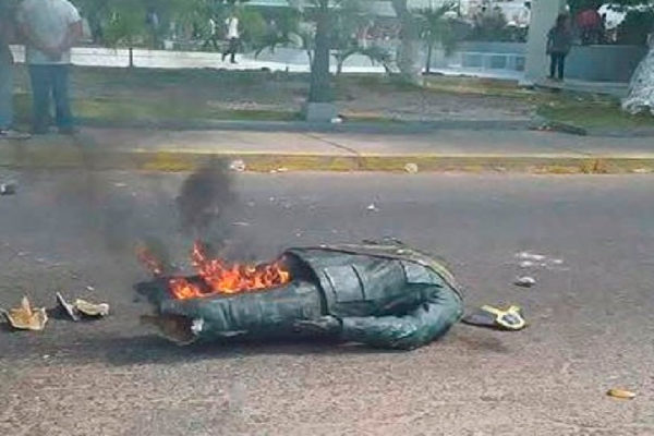 Manifestantes venezolanos queman y destruyen estatua de Chávez
